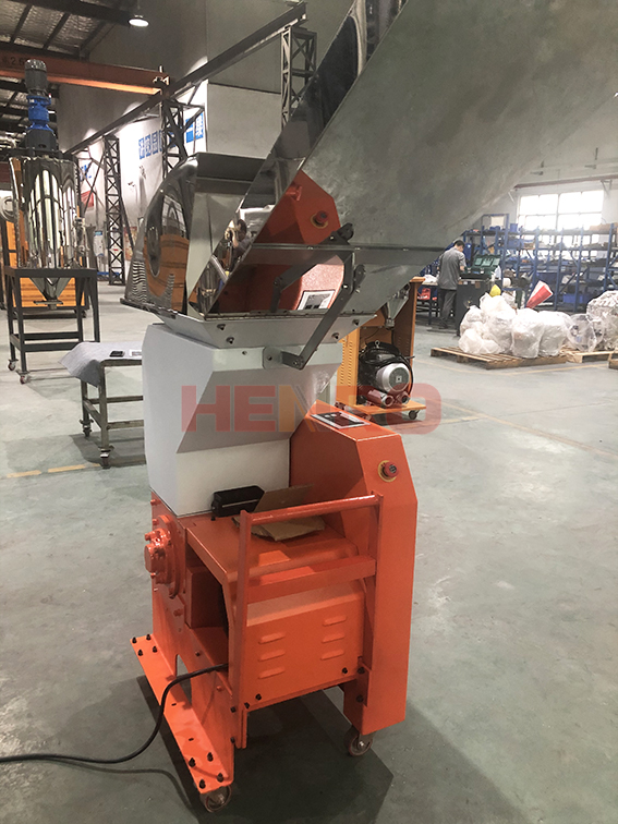 工業(yè)原料再生的關(guān)鍵設(shè)備：塑料粉碎機